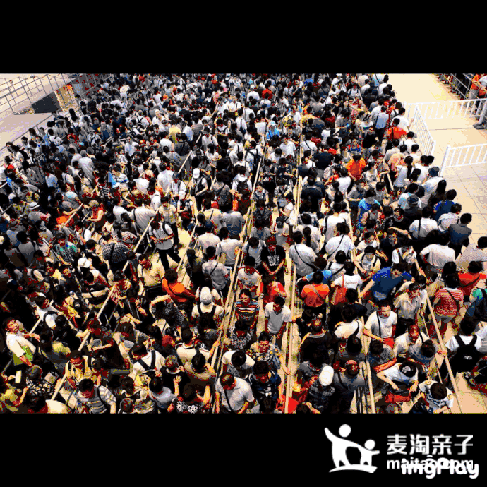 发生了什么?人山人海?