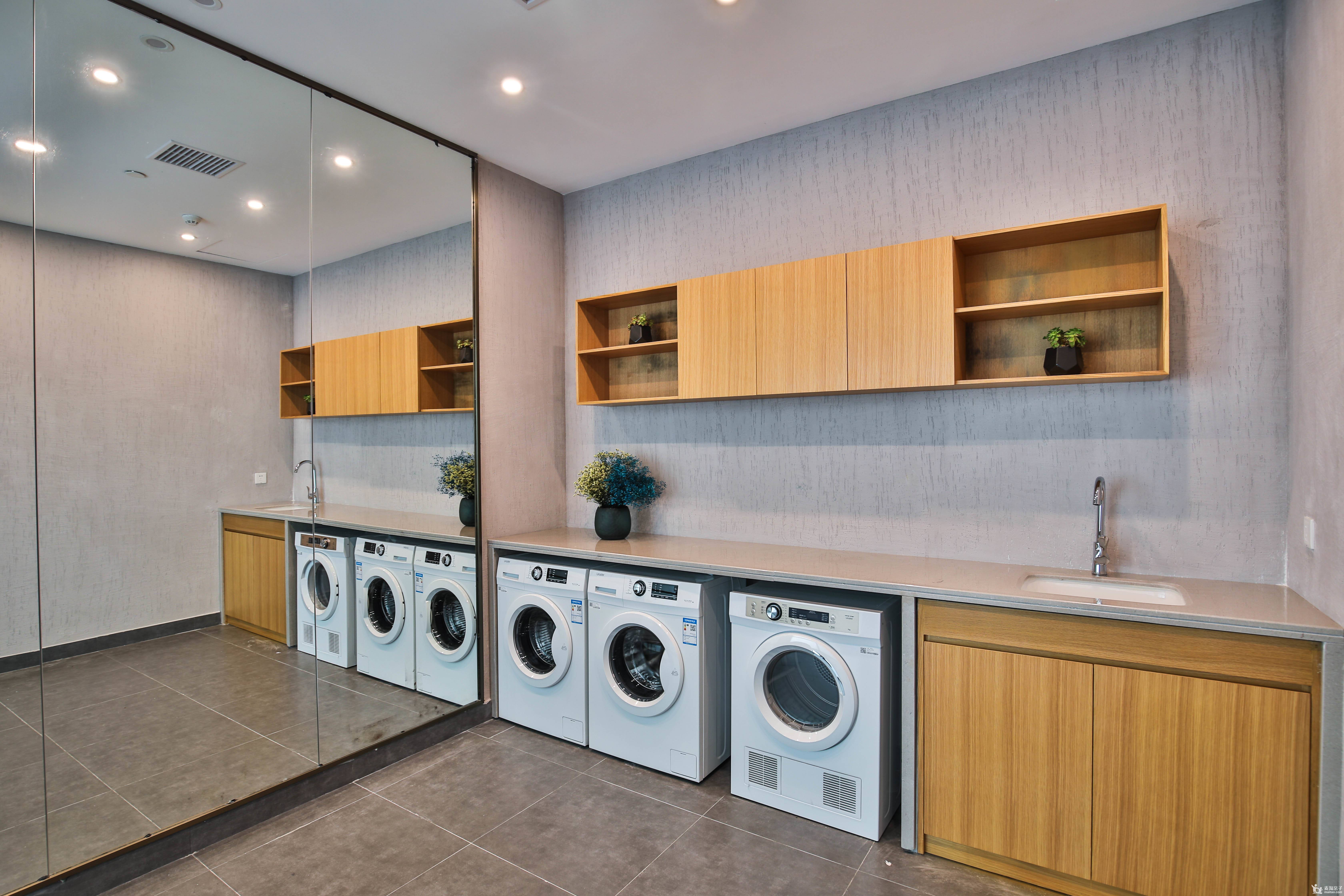 老镇博物馆里的酒店,依然有设施完善的小小健身房; 还有自助洗衣间,带